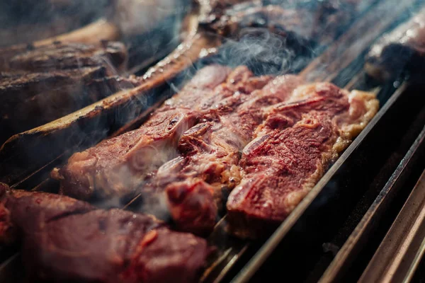 Uitstekende Stukken Argentijns Rundvlees Een Houtskoolgrill — Stockfoto