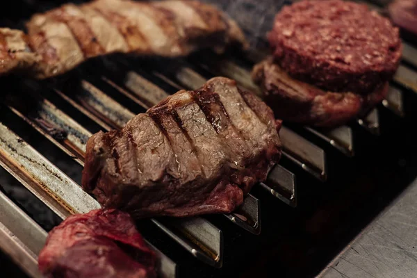 Några Utmärkta Bitar Argentinskt Nötkött Kolgrill — Stockfoto
