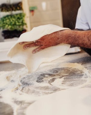 Ev yapımı İtalyan usulü pizza. Taze yoğurulmuş hamur, ezilmiş domates ve mükemmel bir mozzarella ve parmesan peyniri karışımı bu pizzayı gerçek bir sanat eseri yapıyor.