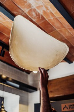 Ev yapımı İtalyan usulü pizza. Taze yoğurulmuş hamur, ezilmiş domates ve mükemmel bir mozzarella ve parmesan peyniri karışımı bu pizzayı gerçek bir sanat eseri yapıyor.