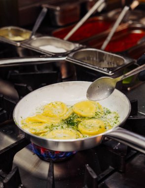 Bu fotoğrafta, lezzetli soslu bir tabak ev yapımı İtalyan makarnası görüyoruz. Makarna mükemmel pişmiş ve çok güzel bir altın rengi var. Biraz pürüzlü deseni var..