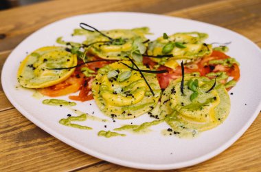 Bu fotoğrafta, lezzetli soslu bir tabak ev yapımı İtalyan makarnası görüyoruz. Makarna mükemmel pişmiş ve çok güzel bir altın rengi var. Biraz pürüzlü deseni var..