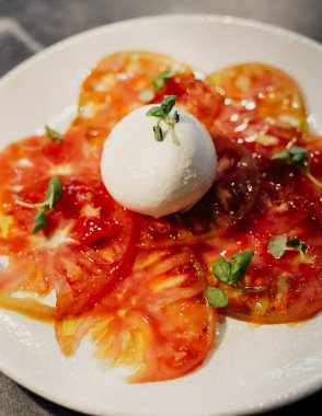 Ev yapımı İtalyan usulü pizza. Taze yoğurulmuş hamur, ezilmiş domates ve mükemmel bir mozzarella ve parmesan peyniri karışımı bu pizzayı gerçek bir sanat eseri yapıyor.