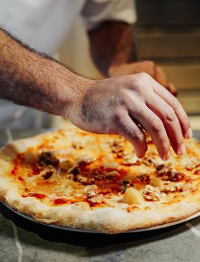 Ev yapımı İtalyan usulü pizza. Taze yoğurulmuş hamur, ezilmiş domates ve mükemmel bir mozzarella ve parmesan peyniri karışımı bu pizzayı gerçek bir sanat eseri yapıyor.