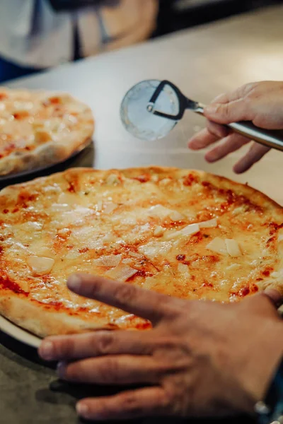 Chef Residente Está Fazendo Trabalho Incrível Com Cortador Pizza Criando — Fotografia de Stock