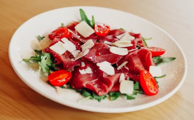 Bir gurme sığır eti carpaccio ve parmesan peyniri