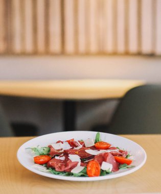 Bir gurme sığır eti carpaccio ve parmesan peyniri