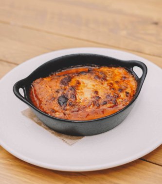 Lazanya, zengin domates soslu geniş katmanlı düz erişte, kremalı beyaz sos ve kıyma veya domuz eti gibi çeşitli dolgularla yapılan klasik makarna tabağı..