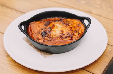 Lazanya, zengin domates soslu geniş katmanlı düz erişte, kremalı beyaz sos ve kıyma veya domuz eti gibi çeşitli dolgularla yapılan klasik makarna tabağı..