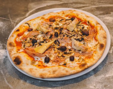 Ekşi hamurlu, taze ve doğal malzemeli gerçek Napoli pizzası.