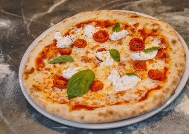 Ekşi hamurlu, taze ve doğal malzemeli gerçek Napoli pizzası.