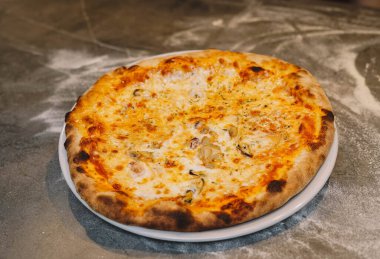 Ekşi hamurlu, taze ve doğal malzemeli gerçek Napoli pizzası.