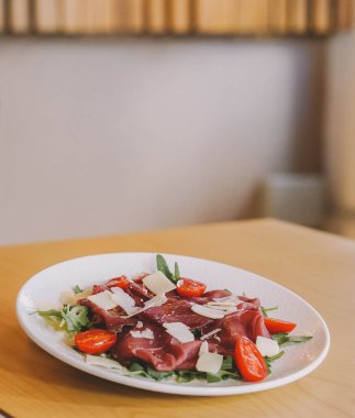 Bir gurme sığır eti carpaccio ve parmesan peyniri