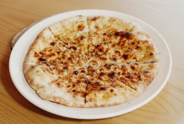 Ekşi hamurlu, taze ve doğal malzemeli gerçek Napoli pizzası.