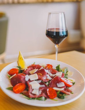 Bir gurme sığır eti carpaccio ve parmesan peyniri