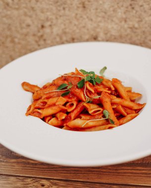 Tipik Akdeniz soslu bir tabak ev yapımı İtalyan makarnası.