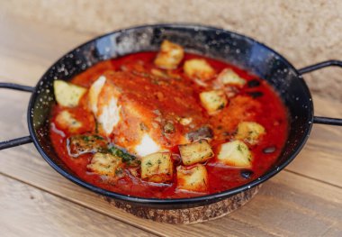 Soslu morina ve patates güveci.