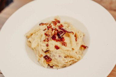 Tipik Akdeniz soslu bir tabak ev yapımı İtalyan makarnası.