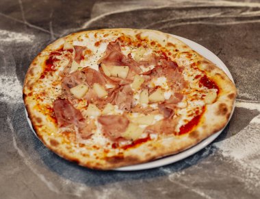 Ekşi hamurlu, taze ve doğal malzemeli gerçek Napoli pizzası.