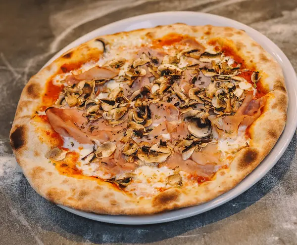 Prawdziwa Neapolitańska Pizza Zakwaśnym Ciastem Świeżymi Naturalnymi Składnikami Obrazek Stockowy