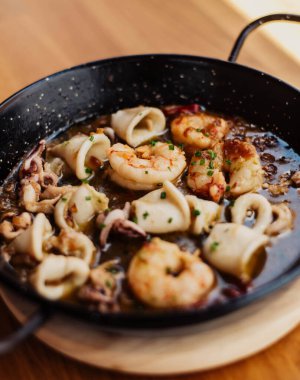 Kalamar ve sarımsaklı karides bir meze barında porsiyon