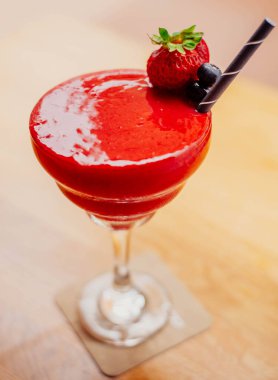 Donmuş çilek aromalı rom kokteyli.