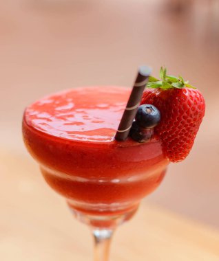 Donmuş çilek aromalı rom kokteyli.