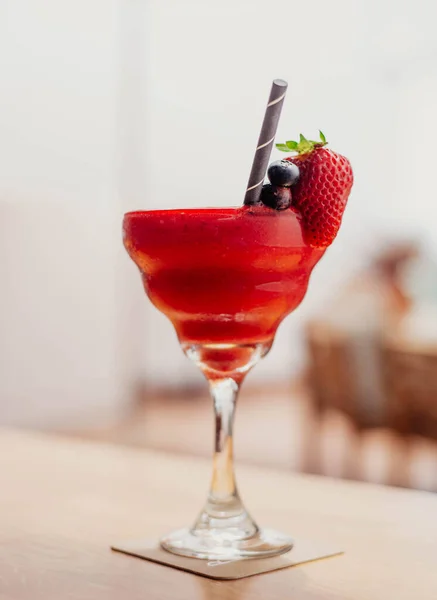 一种冰冻草莓味的带朗姆酒的乳酪鸡尾酒 — 图库照片