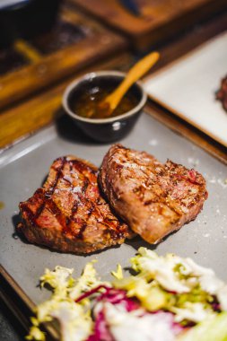 Korlarda kızartılmış Galiçya dana eti kesimleri.