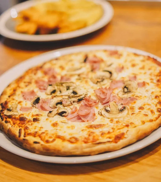 Hemlagad Italiensk Pizza Med Naturliga Ingredienser — Stockfoto