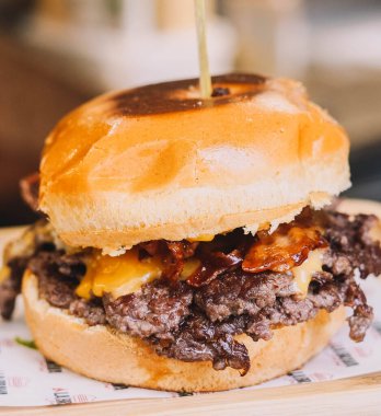 Yüksek kalite malzemeli süper gurme burger.