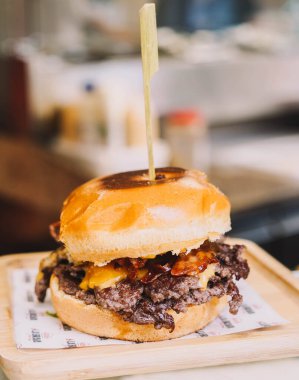 Yüksek kalite malzemeli süper gurme burger.