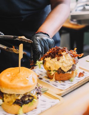 Yüksek kalite malzemeli süper gurme burger.