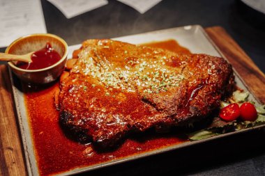 Avrupa usulü barbekü soslu İber domuz pirzolası.