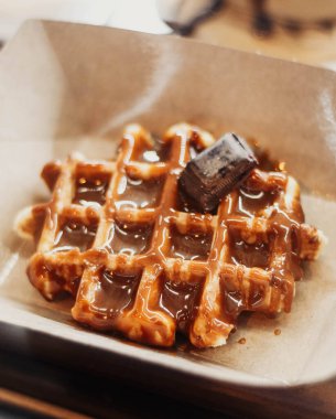 Karamel ve çikolatayla kaplı harika ve lezzetli waffle.