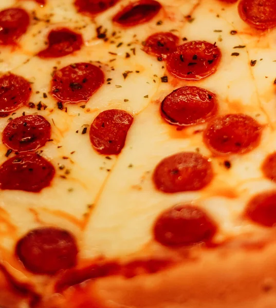 Olasz Vékony Tésztás Pizza Fűszeres Szalámival Mozzarellával — Stock Fotó