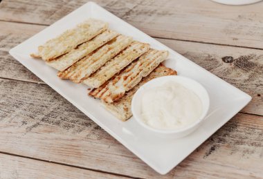 Kızarmış ekmek ve sarımsaklı mayonez, tipik Akdeniz..