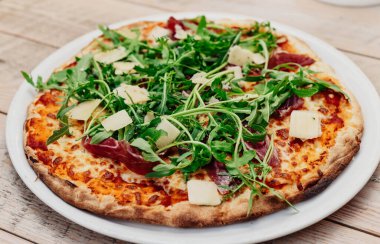 Kaliteli taze malzemeli gerçek Napoli pizzası.