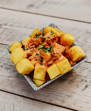 Baharatlı soslu İspanyol patatesi.