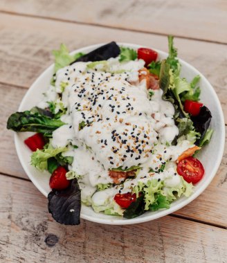 Tavuklu, parmesanlı ve kabuklu ekmekli Sezar salatası.