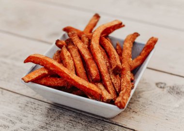 Patates kızartması servis ediyorum.