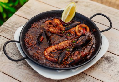 Tipik bir Valensiyalı pilavlı deniz mahsulü paella.