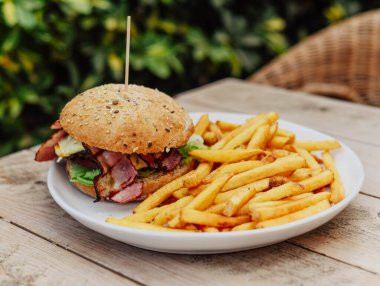 Klasik Amerikan usulü çizburger ve patates kızartması.