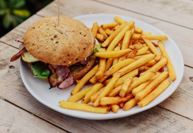 Klasik Amerikan usulü çizburger ve patates kızartması.