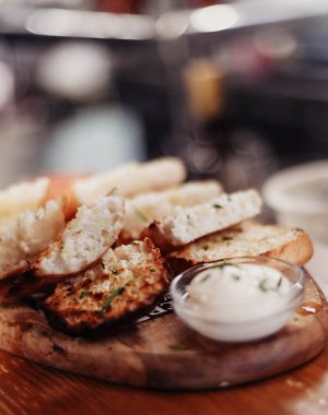 Domatesli kızarmış ekmek ve sarımsaklı mayonez, tipik bir Akdeniz mutfağı.