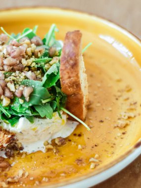 Ampul, roka, nar ve cevizli tzatziki.