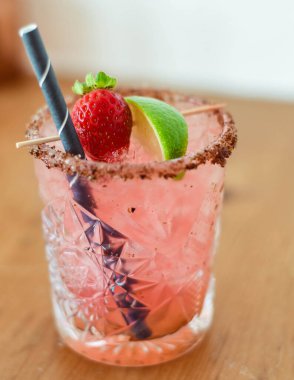 Profesyonel bir barmen tarafından yapılan Daiquiris kokteylleri