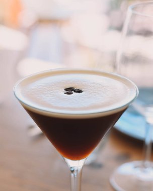 Espresso martini kokteyli, espresso, kahve likörü ve votka.