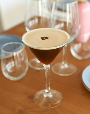 Espresso martini kokteyli, espresso, kahve likörü ve votka.