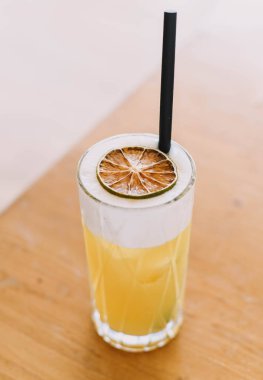 Profesyonel bir barmen tarafından yapılan Daiquiris kokteylleri